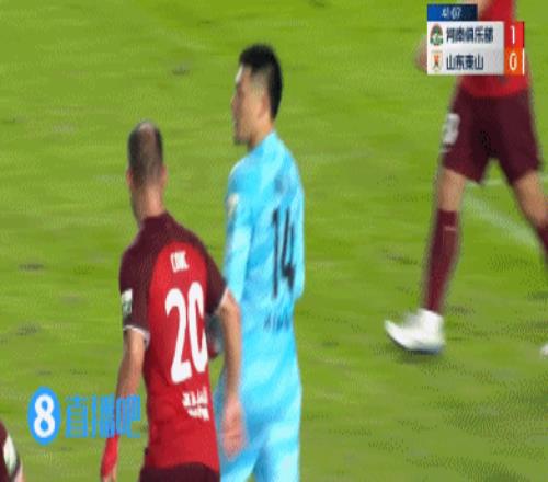 吓人！王大雷遭干扰开大脚球踢空，追出禁区被抢断