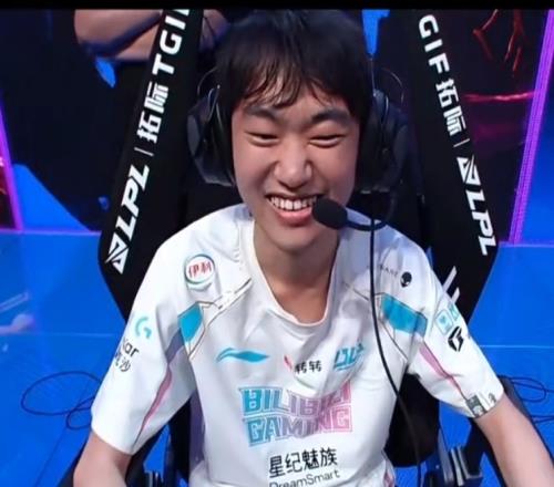 笑嘻了！Care第二局最后传送给knight送五杀，knight笑得超开心