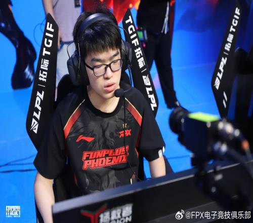全是毒唯粉Care飞机TP送五杀在FPX超话被爆破多为Doinb、Scout唯粉