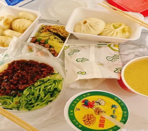 太奢侈咧Tabe教练晒丰盛早餐：狂吃58元鸡蛋包子卤面可是应有尽有
