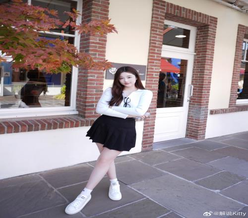 突出一个令人心动！前LPL英文流解说Kitty晒照：分享日常