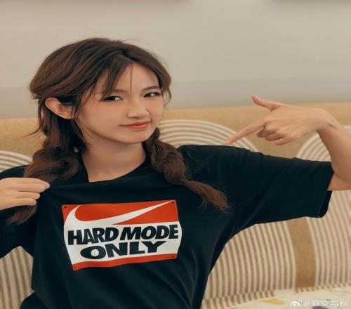 LPL女主持人夏安晒照：HardMode！衣服背面还有Uzi签名