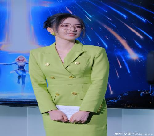 LPL女主持人余霜晒照：牛油果色穿搭因为热爱所以联盟！！