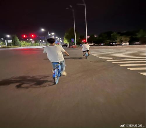 闯红灯是吧ELK深夜分享与WeiKnight骑单车照片：迎着风吹