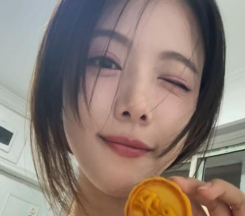 中秋快乐主持骆歆晒照：吃的奶黄流心月饼，你呢