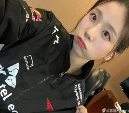 LCK主持人志宣晒照：今天是有趣了吗