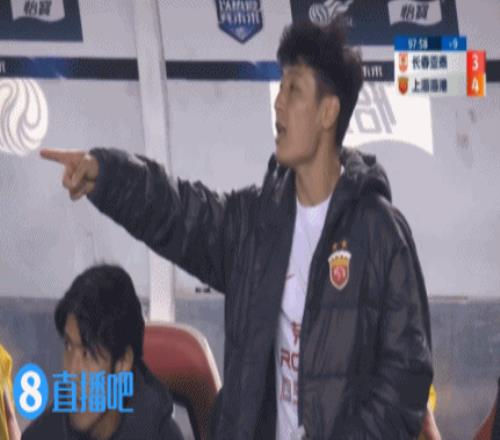 罕见一幕！武磊补时最后在替补席站着指挥喊叫