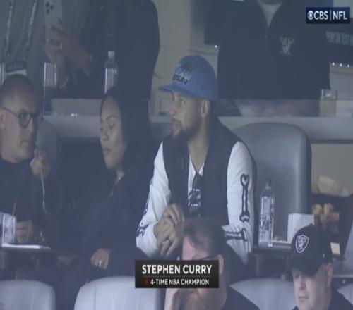 库里与妻子阿耶莎现场观战NFL直播画面介绍：4届NBA总冠军！
