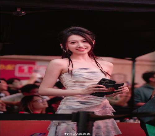 无畏契约美女主持嘉嘉晒照：这大长腿，比我的命都长