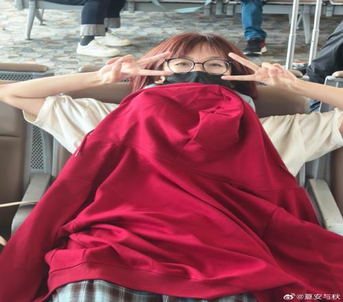 LPL主持人夏安晒照：最像春游的一集嘎嘎出发咯
