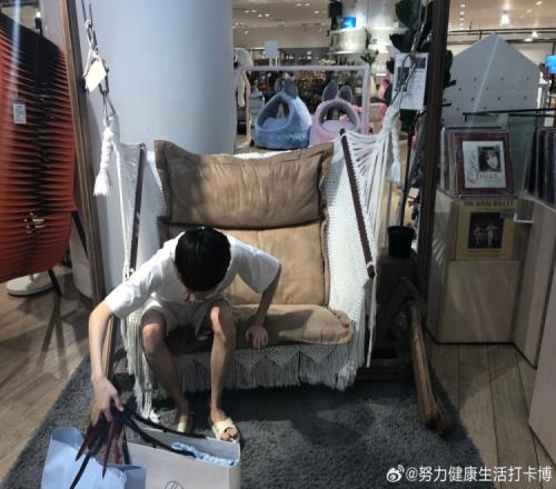 糖小幽：今天翻照片发现doinb一直都对我很好的