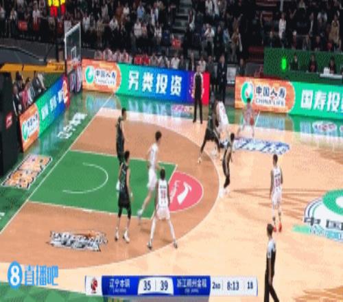 火力全开！约克半场8中5砍全队最高18分三分6中4