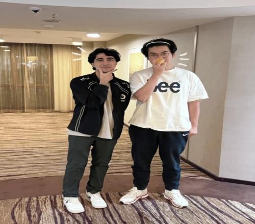 Massu更新与Guma交换队服合照：希望能成为像你一样的选手