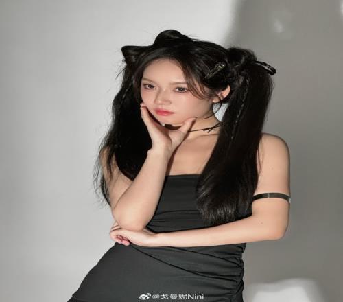 主持戈曼妮晒照：有些时尚有些帅呀