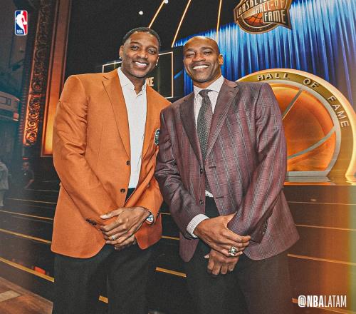 NBA史上最强兄弟麦迪与表哥文斯卡特名人堂合影