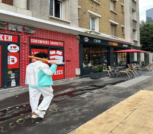 LNG分享选手抵达巴黎花絮图：双C扛?着法棍就上街了！