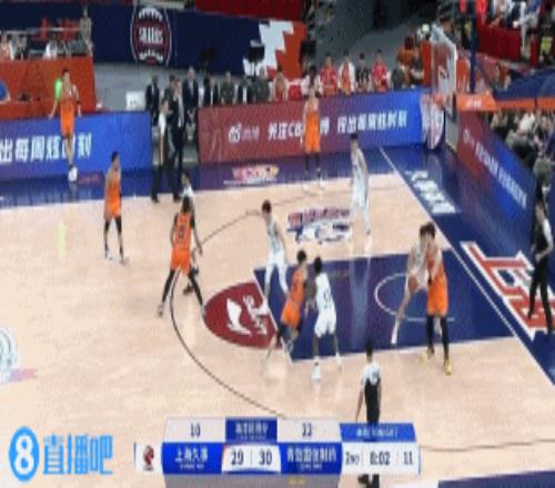 还了一个！王哲林接沃特斯传球面对杨瀚森强攻打中