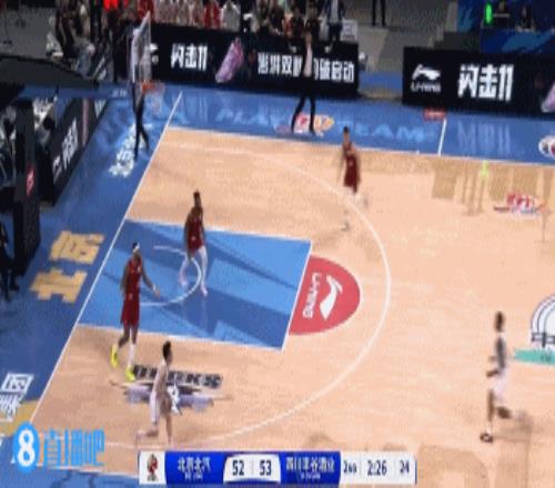 得分不输外援！李金效半场7中6&三分5中4得16分3篮板1抢断