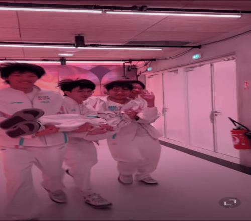 给功臣的奖励BLG气氛无敌赛后Wei与其他选手把Knight直接抬走