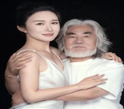 恭喜恭喜73岁导演张纪中妻子四胎产女：一家六口合照相当温馨呢