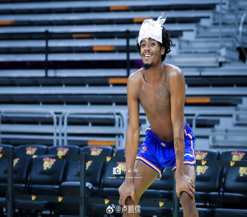 东莞32！媒体人：新疆外援黑根斯头顶冰袋物理降温