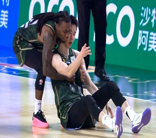 全场高呼MVP！郭昊文17投8中&13罚12中爆砍31分9板2助2帽