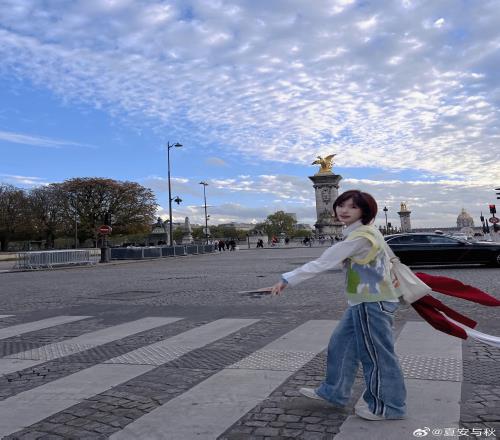 外派S14世界赛的LPL女主持人夏安晒照：下了班浅浅散步一下吧