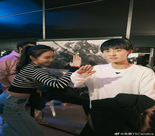 Ming来巴黎了余霜晒与Ming合影：双城之战圆桌讨论！