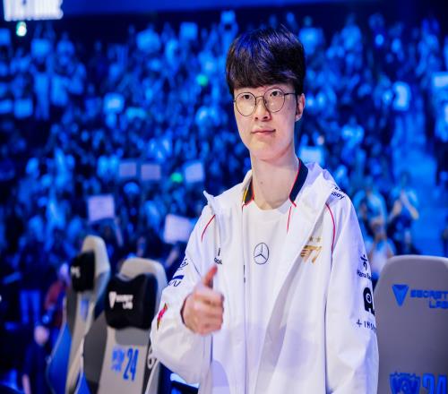 Faker回应Bin登微博热搜：现役最强全华班BLGvs史上最强战队T1