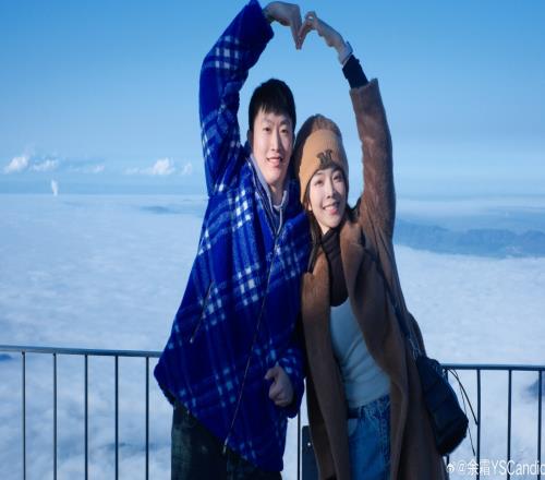 余霜晒与老公泽元同游照：甜蜜比心盛赞管哥拍摄技术疯狂进步