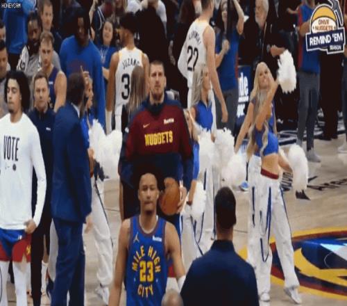 约基奇为新秀亚历山大拿到了比赛用球庆祝其NBA生涯首分