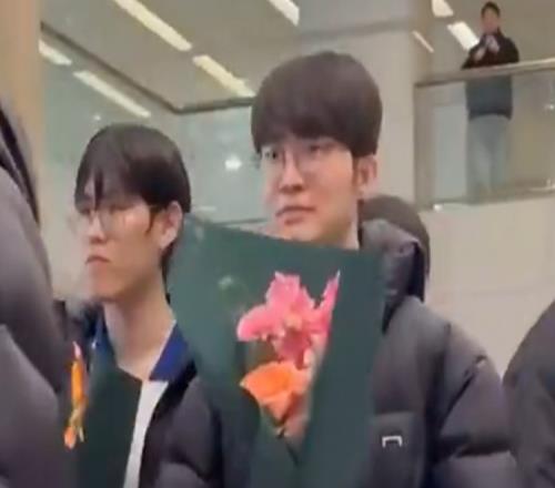 T1全员现已抵达韩国：粉丝在机场为每人献上鲜花