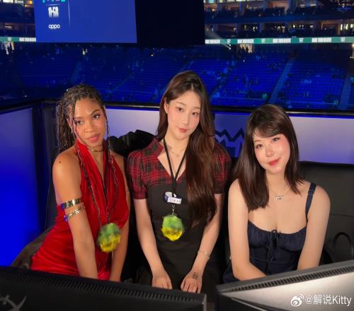 Kitty更博S14决赛与一众解说合影：F.R.I.E.N.D.S