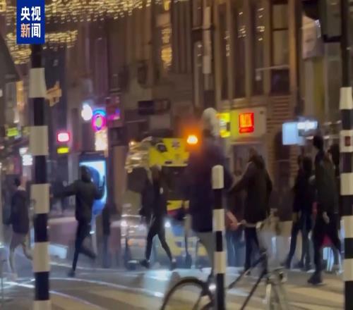 以色列球迷荷兰街头遭袭以方怒称发生"大屠杀"目击者：挑衅在先