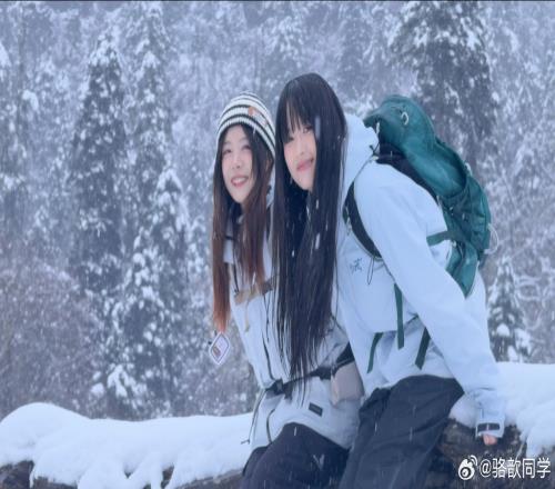 骆歆分享与树奈奈一起香格里拉旅游美照：超好运碰上香格里拉的初雪