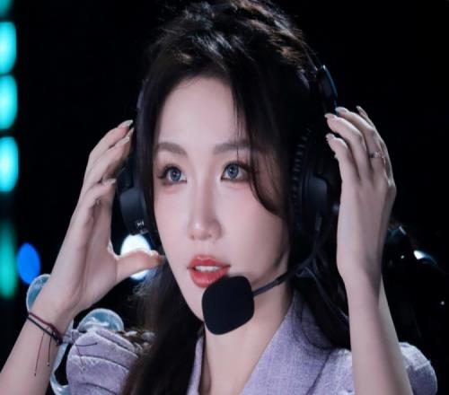 KPL女解说小鹿晒照：收集了一堆充满爱意的返图长沙下次见