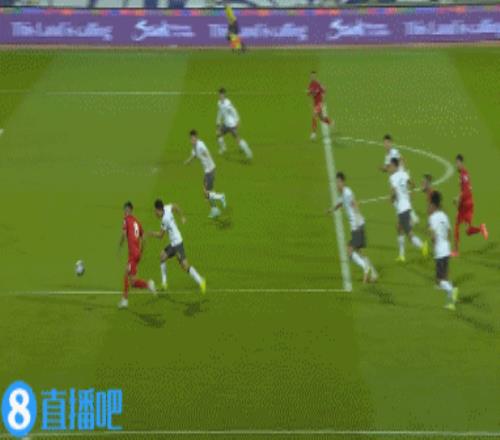 热议杨泽翔禁区防守动作：完全没碰到球，要被判点球也无话可说