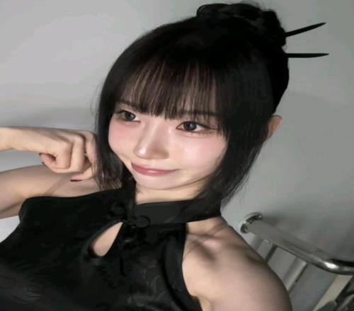 无畏契约女主持Jennlee晒旗袍照：吧友们觉得如何