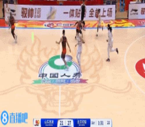 又帅又能打！朱松玮梦幻拉杆+反击三分打满首节5中4独得12分