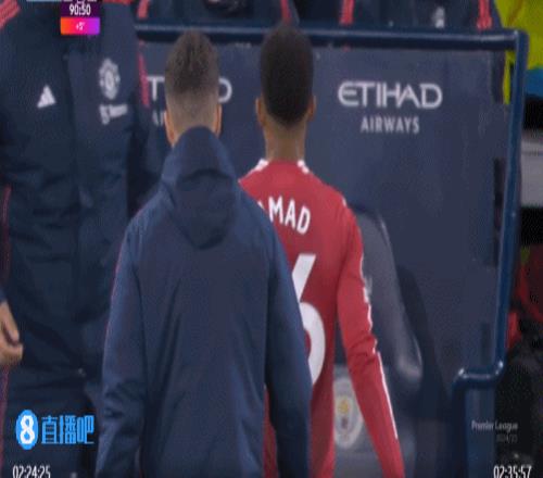 神奇小子！阿玛德绝杀曼城后被换下，与替补席一一击掌激情庆祝