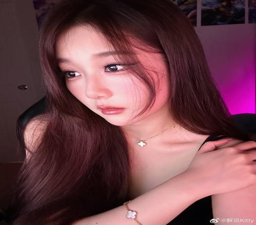 坏女人Kitty更博晒照：喜欢坏坏的女友