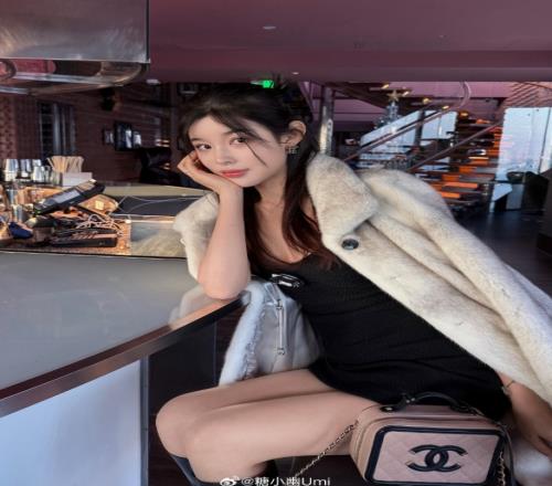 有种贵妇人的美糖小幽晒照：超短裙尽显身材貂绒外套优雅华贵