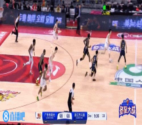 人到球到！孙铭徽反击送炮弹直传撕开防线胡金秋空篮轻松得手