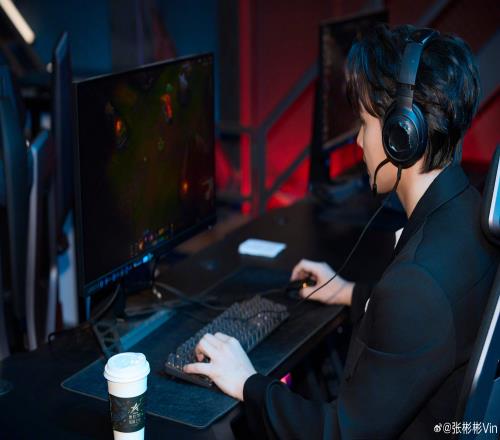 演员张彬彬分享LPL全明星现场照片：Theshy下方回复“下次再玩”