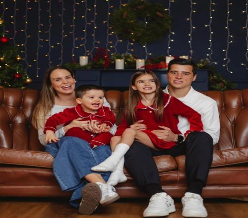 FelizNatal！申花外援特谢拉一家四口圣诞合影