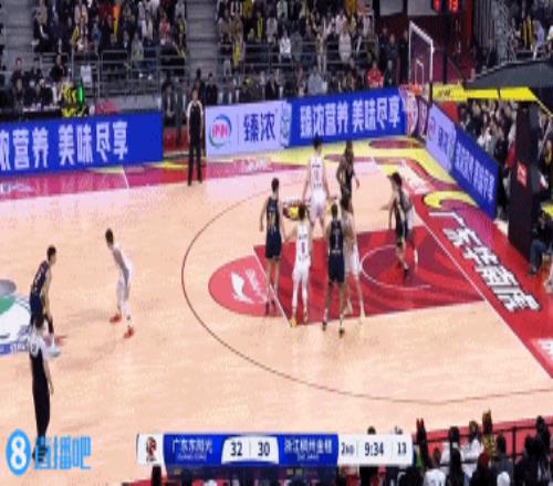 乱军之中取上将首级！徐杰突到内线在人群中强起压哨上篮得手