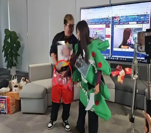 性骚扰！AJ直播当场遭美女主播袭击裆部直接陷入呆滞：你在干嘛