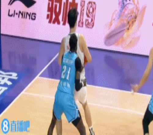 灵巧！杨瀚森转身一步过掉防守面对空篮暴扣得手