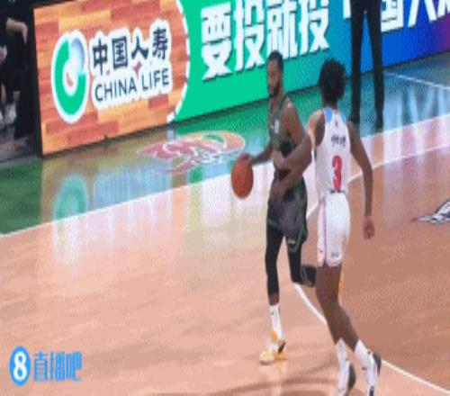 小摩擦！弗格带球被黑根斯犯规双方险些发生冲突又光速和好