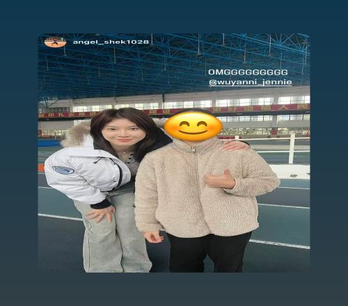 没有美颜也很美吴艳妮回北体大与学弟学妹合影